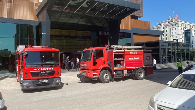 12 katlı otelin çatı katında çıkan yangında 10 kişi dumandan etkilendi