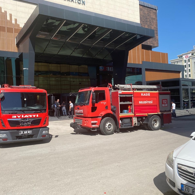 12 katlı otelin çatı katında çıkan yangında 10 kişi dumandan etkilendi