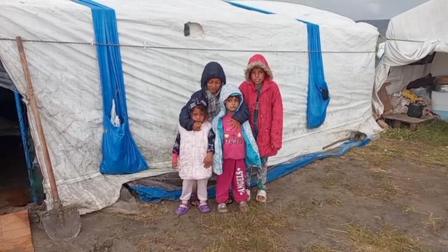 Çadırlarını su basan mevsimlik işçiler yardım bekliyor
Yağmur sonrası su basan çadırlardaki eşyalar kullanılamaz hale geldi