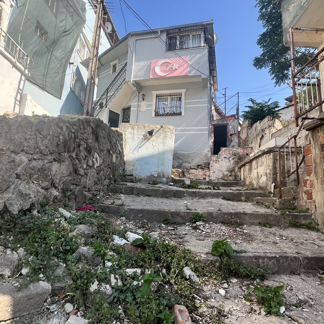 İzmir'de eski koca dehşeti: Kezzap attığı eski karısı öldü, kızı ise yaşam...
