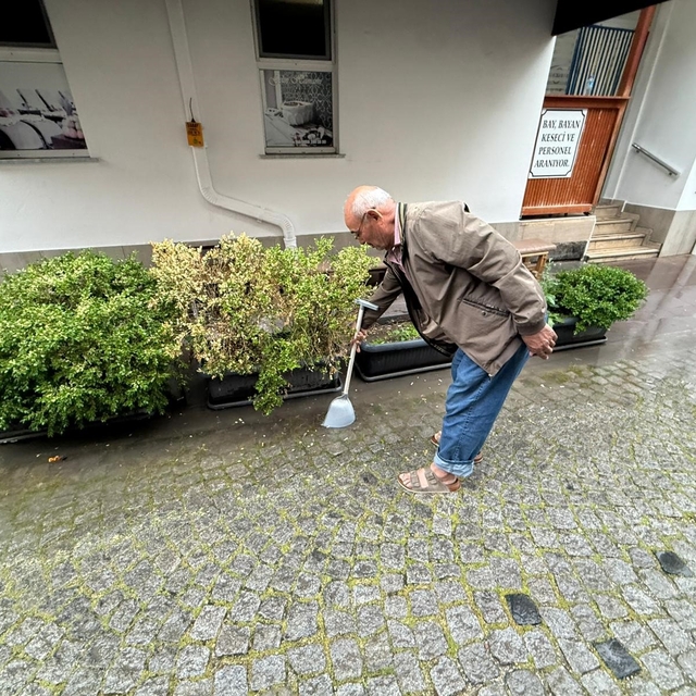 Altyapı yetersizliği sebebi ile yol kenarında biriken su ile bitkileri sula...