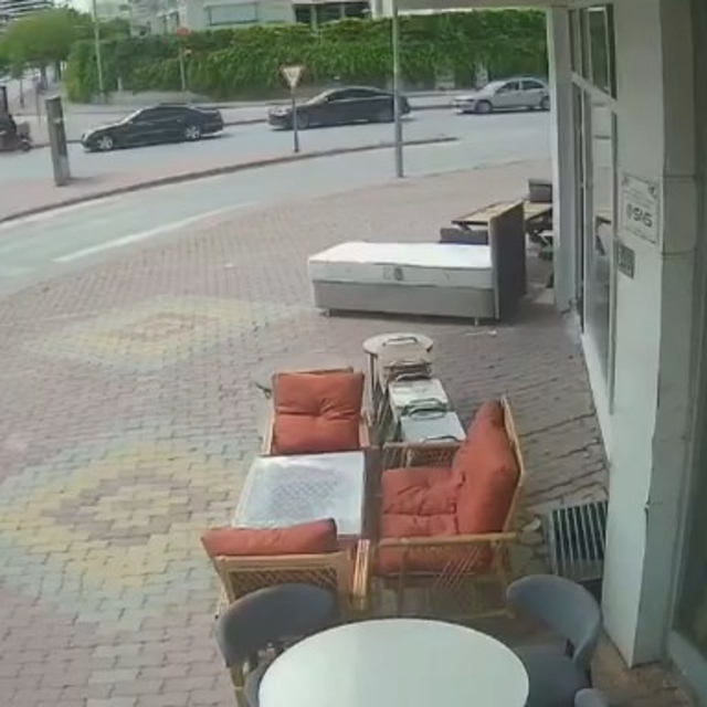 Bisikletteki 3 çoçuk kamyonetin altında kaldı; o anlar kamerada