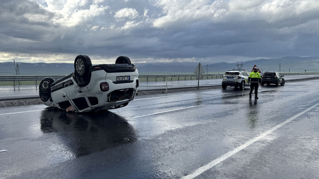 Ardahan'da devrilen otomobilin sürücüsü yaralandı