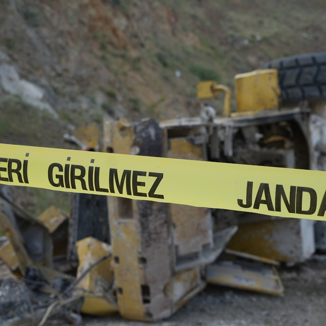 İş makinesi 20 metrelik uçurumdan yuvarlandı: Operatör ağır yaralı