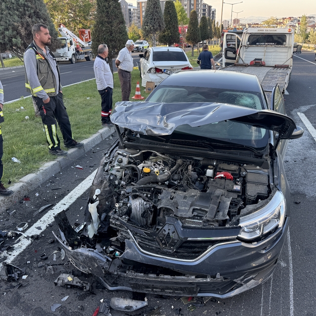 Nevşehir'de 4 otomobilin karıştığı zincirleme kazada 5 kişi yaralandı