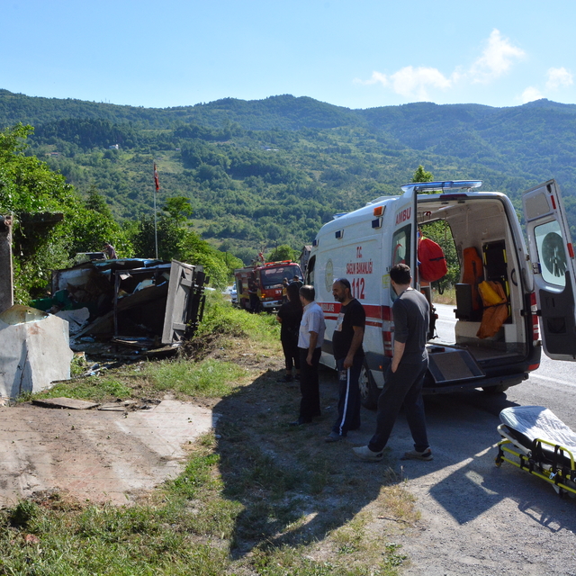 Kastamonu'da devrilen kamyonun sürücüsü yaralandı