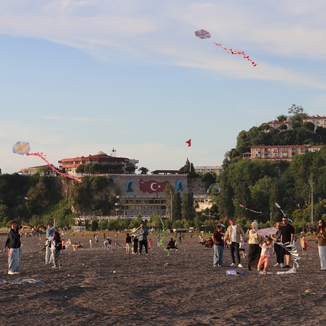 Zonguldak'ta düzenlenen şenlikte aileler çocuklarıyla uçurtma uçurdu