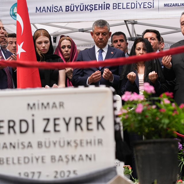 Ferdi Zeyrek için vefatının birinci yılında mevlit okutuldu