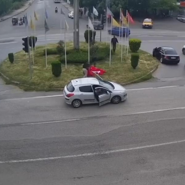 Rüzgarda ipi kopan Türk bayrağını vatandaşlar korudu