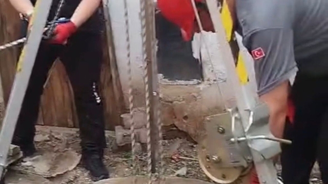 Kuyuya düşen kedi kurtarıldı