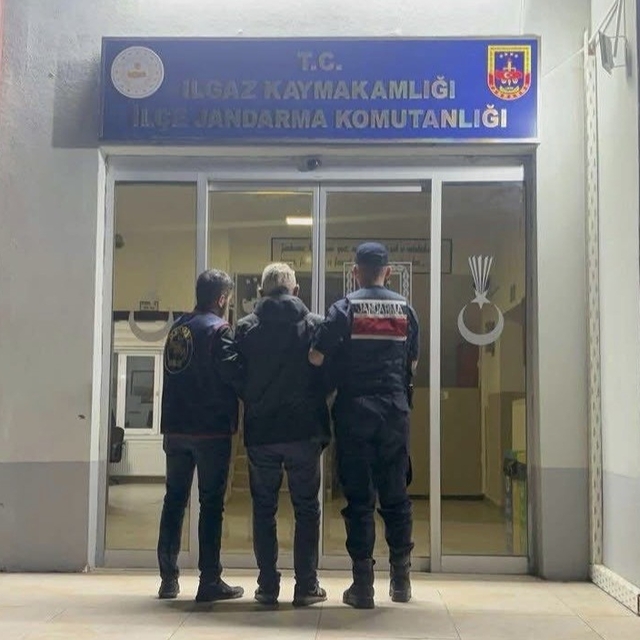 Firari şahıslar jandarmadan kaçamadı