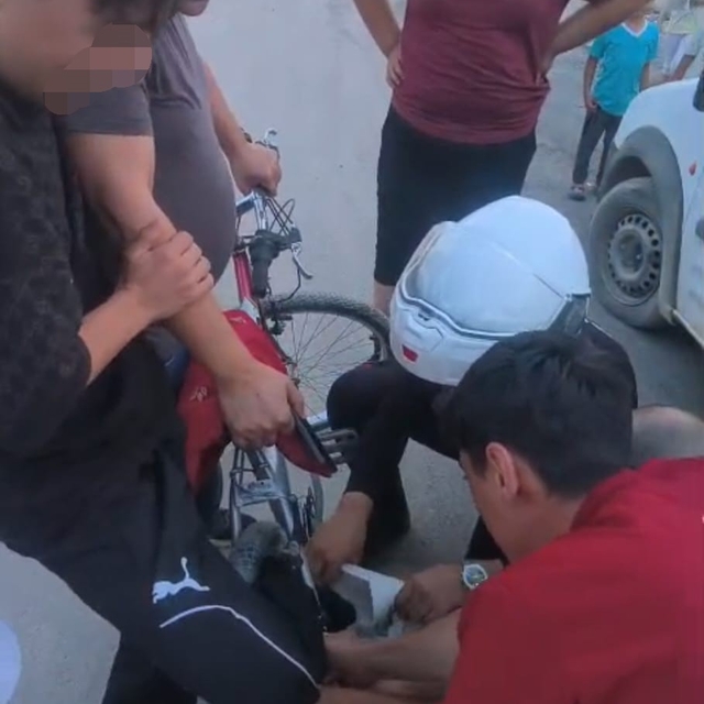 Ayağı bisiklete sıkışan çocuğun yardımına Yunus polisleri yetişti