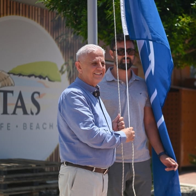 Demre'deki Taş Beach'te mavi bayrak dalgalanmaya devam edecek