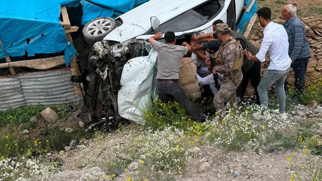 Tuzluca-Iğdır karayolunda otomobil şarampole devrildi: 2 yaralı