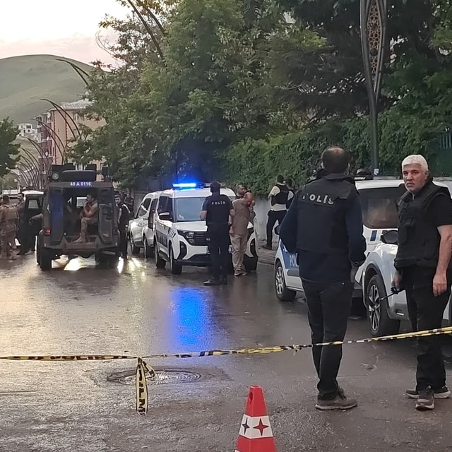 Muş'ta kardeşini ve polisi yaralayan şüpheli operasyonla etkisiz hale getir...