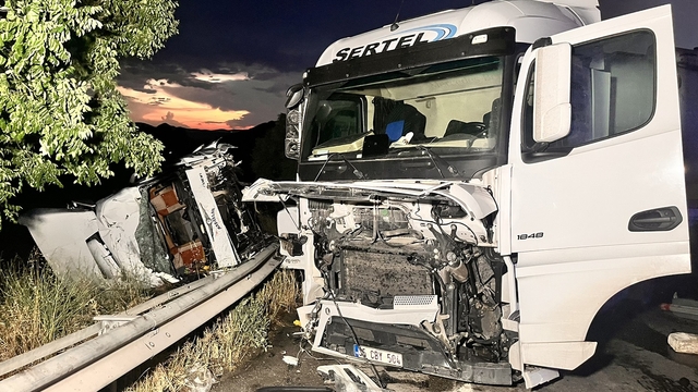 Manisa'da 2 TIR çarpıştı; 2 yaralı