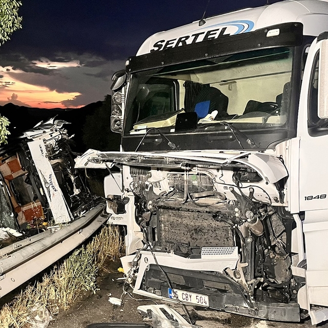 Manisa'da 2 TIR çarpıştı; 2 yaralı