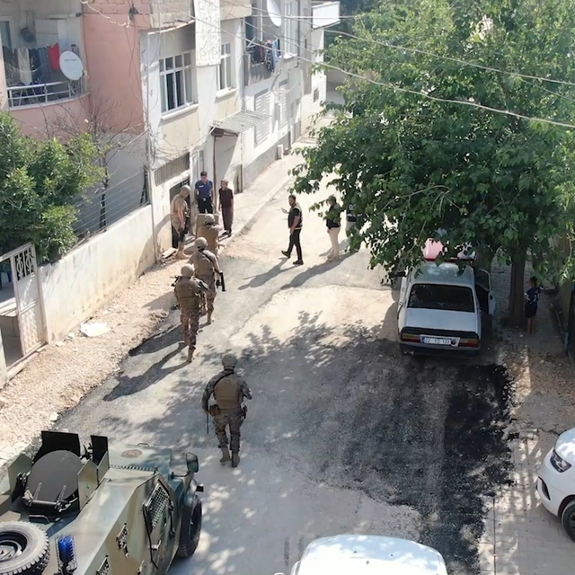 Adıyaman'da sosyal medyada "silah teşhiri" yapan 14 zanlı gözaltına alındı