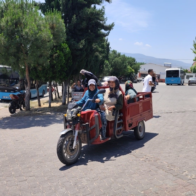 Manisa'da yeni mezarlık projesine traktörlü tepki
