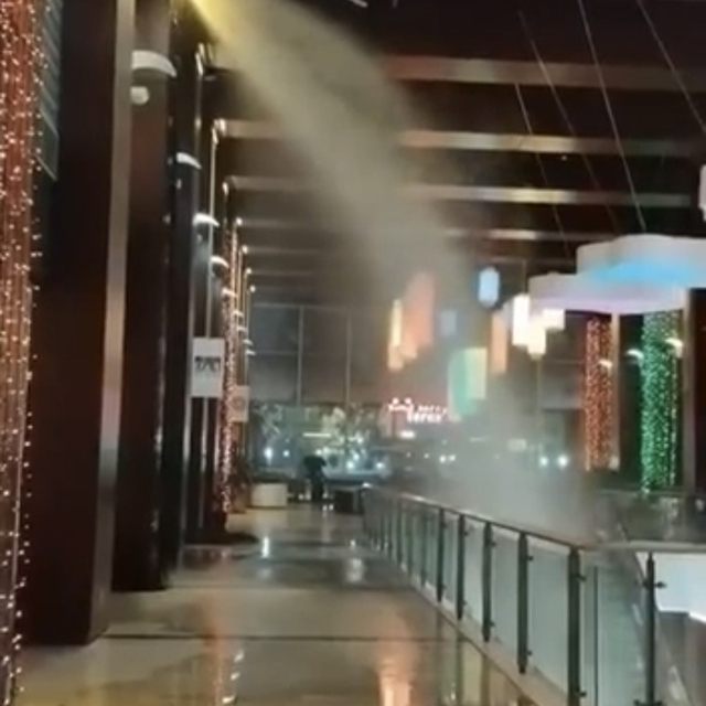 Bursa'da alışveriş merkezinde panik
Yangın fıskiyeleri açıldı, ortalık göle...
