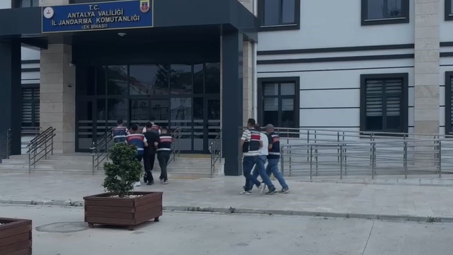 Antalya merkezli 27 ilde eş zamanlı yasa dışı bahis operasyonu: 79 gözaltı
Şüphelilerin banka hesaplarında bir yıllık işlem hacminin 8 milyar lira olduğu belirlendi