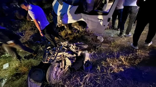 Minibüs ile çarpışan motosikletin sürücüsü öldü, 4 kişi yaralandı