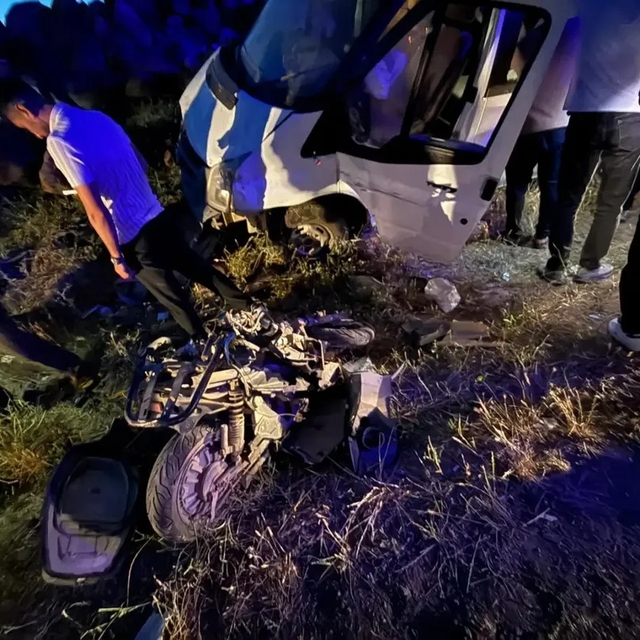Minibüs ile çarpışan motosikletin sürücüsü öldü, 4 kişi yaralandı