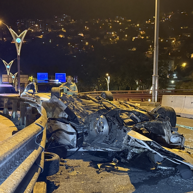 Zonguldak'ta bariyerlere çarpıp devrilen otomobilin sürücüsü ağır yaralandı