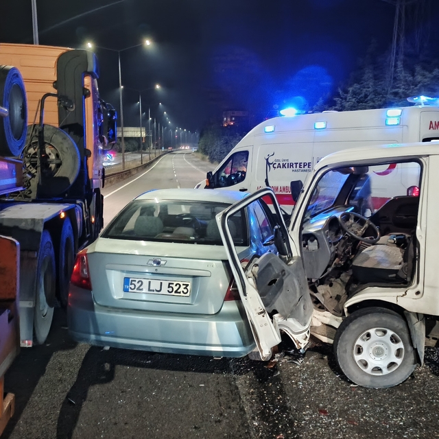 Ordu'da kamyonet ile otomobil çarpıştı: 1 ölü, 1 yaralı