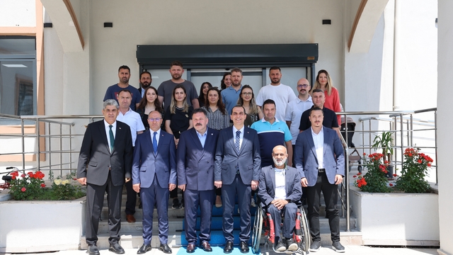 Iğdır'da engelli bireylerle etkili iletişim ve erişilebilirlik eğitimi düzenlendi
Katılımcılara engelli bireylerle doğru iletişim kurulması ve engelli vatandaşların karşılaştıkları sorunların daha iyi anlaşılması amacıyla teorik ve uygulamalı eğitimler verildi