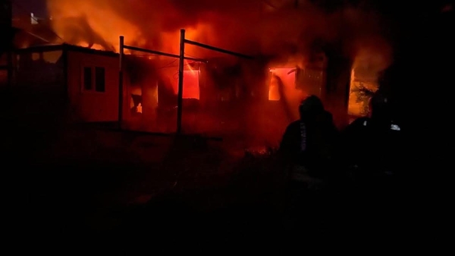 Alevlere teslim olan  konteyner kullanılamaz hale geldi