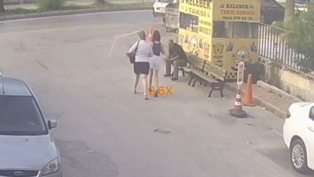 Yolda yürürken başına sineklik düşen kadın yaralandı; o anlar kamerada