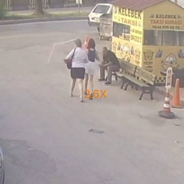 Yolda yürürken başına sineklik düşen kadın yaralandı; o anlar kamerada