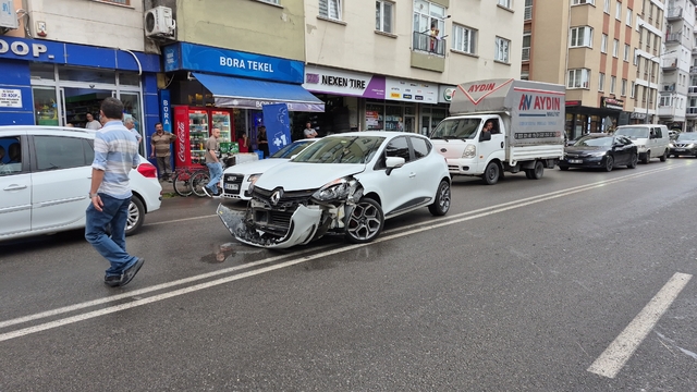 Caddede U dönüşü yapmaya çalışan otomobil motosikletle çarpıştı: 2 yaralı