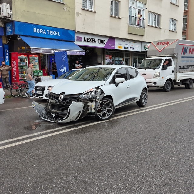 Caddede U dönüşü yapmaya çalışan otomobil motosikletle çarpıştı: 2 yaralı