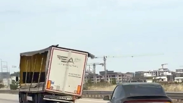 Yana yatmış şekilde seyreden dorse korkuttu