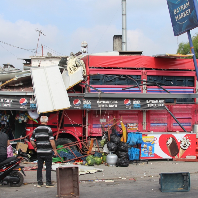 Kontrolden çıkan kamyon bakkala daldı: 1 yaralı