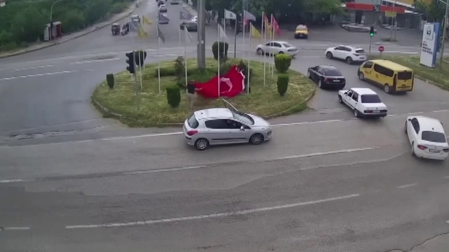Akan trafiğe rağmen 1 dakika içerisinde Türk bayrağını yerden kaldırdılar