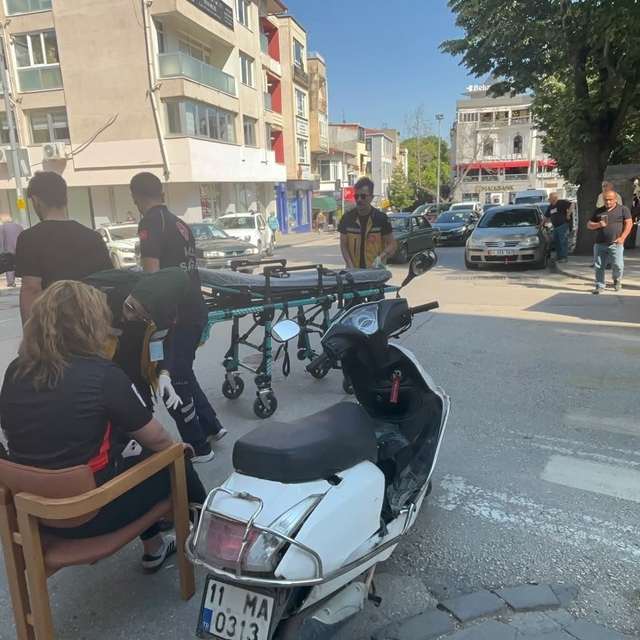 Kazada yaralanan yolcuya esnaftan sandalyeli destek
Bilecik'te otomobille ç...