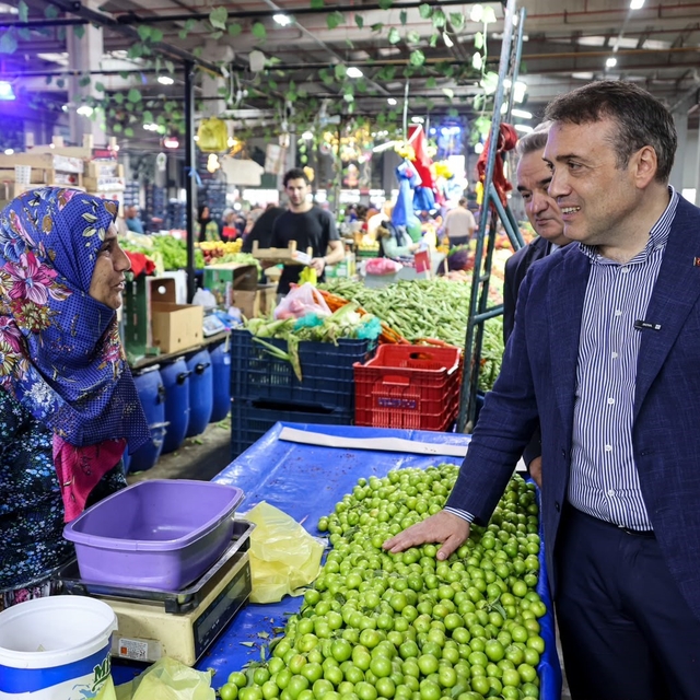 Vali Sözer, pazar esnafı ve vatandaşlarla bir araya geldi