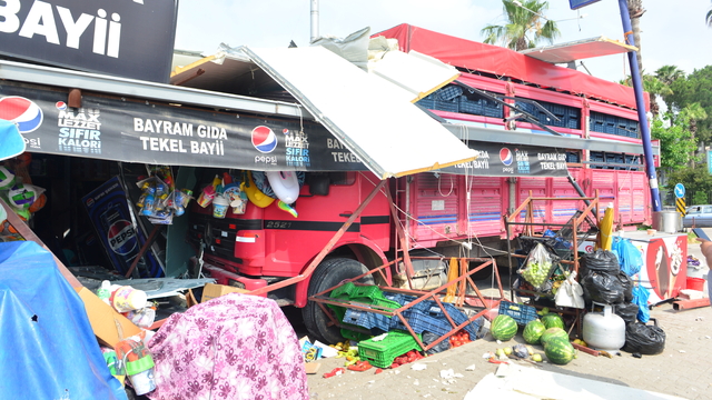 Adana'da kamyon markete daldı