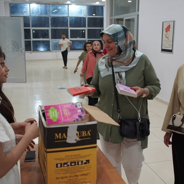 Bilet yerine kitap bağışıyla tiyatro izlediler