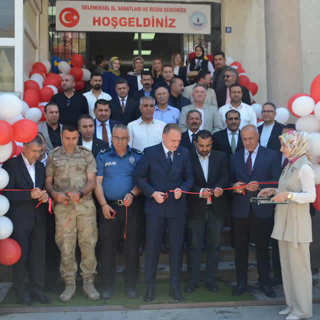 Bulanık'ta yıl sonu sergisi açıldı