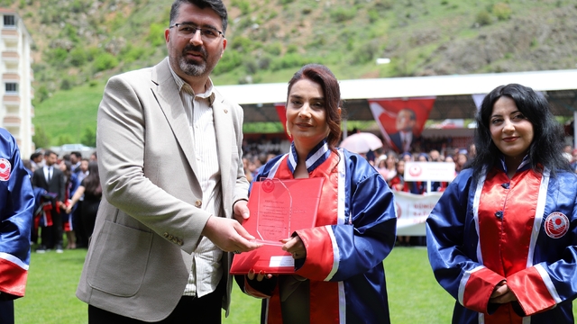 30 yıllık yarım kalan hayal birincilikle taçlandı
Yarım bıraktığı üniversite hayaline 30 yıl sonra yeniden başlayan 55 yaşındaki iki çocuk annesi Gonca Şimşek, üniversiteyi birincilikle bitirdi