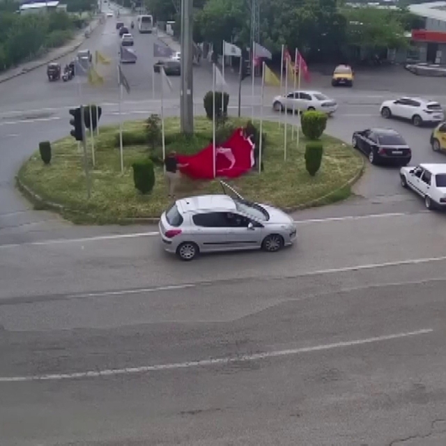 Akan trafiğe rağmen 1 dakika içerisinde Türk bayrağını yerden kaldırdılar