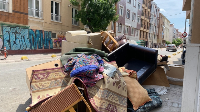 Çöp kenarına bırakılan hurda eşyalar ulaşımı aksatıyor
Kaldırımı işgal eden atıklar hem yaya trafiğini aksatıyor hem de kötü görüntü oluşturuyor