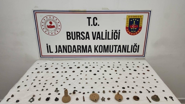 Bursa'da aranan araçta 202 sikke ve obje ele geçirildi; 2 gözaltı