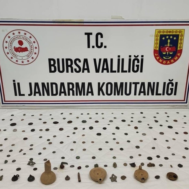 Bursa'da aranan araçta 202 sikke ve obje ele geçirildi; 2 gözaltı