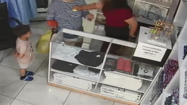 Ücret nedeniyle tartıştığı terzinin kızını dabetti; olay kamerada