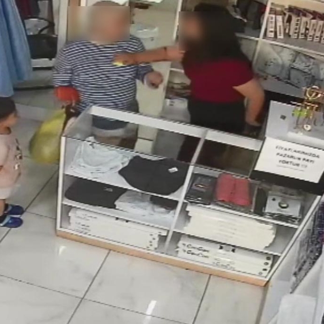 Ücret nedeniyle tartıştığı terzinin kızını dabetti; olay kamerada